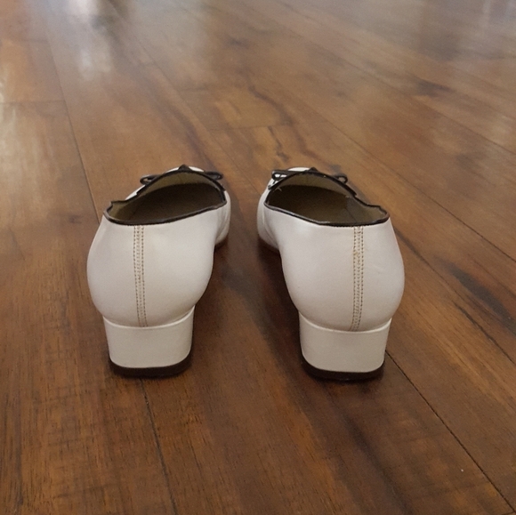 Vintage - Ruben Cassin White & Black Bow Loafers - Picture 5 of 7